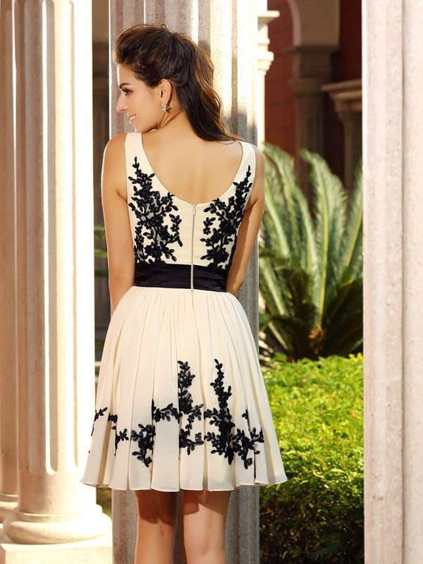 A-Line/Princess Square Applique Greta Homecoming Dresses Chiffon Cocktail Sleeveless Short Dresses